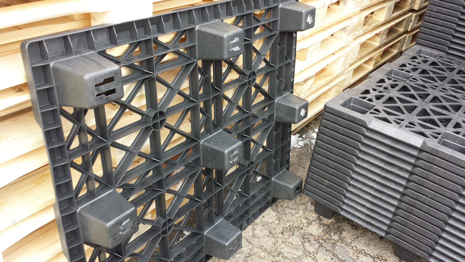 A stack of pallets with the top open.